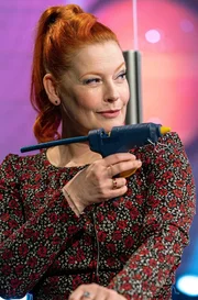 Beim SWR Wissensquiz &bdquo;Meister des Alltags&ldquo; geht es "hei&szlig;" her. Die Klebe-Sch&uuml;tzin, Enie van de Meiklokjes, zeichnet eine lang Verbundenheit mit der Ratesendung aus. Und er Zusammenhalt zwischen ihr und ihrem Teamkollegen Bodo Bach? H&auml;lt!