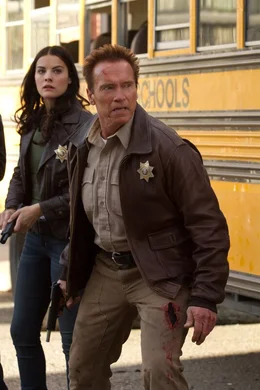 Sheriff Ray Owens (Arnold Schwarzenegger) und seine Kollegin Sarah (Jaimie Alexander) geraten unter Beschuss.