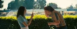 l-r: Alana Kane (Alana Haim), Gary Valentine (Cooper Hoffman)