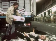 Bei einem Delikatessenh&auml;ndler suchen Schimanski (G&ouml;tz George, l) und Thanner (Eberhard Feik) Drogen. Thanner ger&auml;t dabei unter die Ladung.