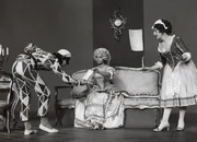 Eine Commedia dell'arte-Szene. Von links: Arlecchino, Rosaura und die Kammerzofe Colombina.