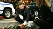 Stella Bonasera (Melina Kanakaredes) und Mac Taylor (Gary Sinise) untersuchen die Leiche eines Polizisten, der fälschlicherweise beschuldigt wurde, der Taximörder zu sein. Stella Bonasera (Melina Kanakaredes) und Mac Taylor (Gary Sinise) untersuchen die Leiche eines Polizisten, der fälschlicherweise beschuldigt wurde, der Taximörder zu sein.