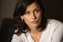 Yuris Frau Ava Fontaine (Bridget Moynahan)