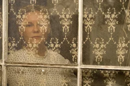 Kirsten Dunst (Edwina).