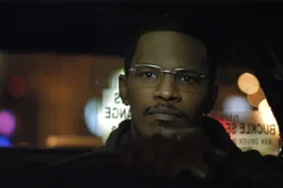 Eines Nachts steigt ein unscheinbarer Fahrgast in Max' (Jamie Foxx) Taxi und bietet ihm 700 Dollar an, wenn er ihn die restliche Nacht durch Los Angeles f&auml;hrt und w&auml;hrenddessen insgesamt f&uuml;nf Stopps einlegt. Nach kurzem Z&ouml;gern willigt Max ein. Ein fataler Fehler ...