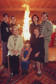 (v.li.): Gregor (Thomas Beyrhofer), Kathi (Martina Gedeck), Lilibet (Johanna von Koczian), Sissi (Mariella Hahn), Luiserl (Mona Seefried), Johannes' Mutter (Inge Konradi), Joe (Erwin Steinhauer). (v.li.): Gregor (Thomas Beyrhofer), Kathi (Martina Gedeck), Lilibet (Johanna von Koczian), Sissi (Mariella Hahn), Luiserl (Mona Seefried), Johannes' Mutter (Inge Konradi), Joe (Erwin Steinhauer).