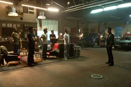 Als Dino (Dominic Cooper, r.) bei ihnen in der Werkstatt auftaucht, ahnen Benny (Scott Mescudi, l.), Joe Peck (Ramon Rodriguez, 2.v.l.), Little Pete (Harrison Gilbertson, 3.v.l.) und Finn (Rami Maleck, 3.v.r.) b&ouml;ses. Und schlie&szlig;lich muss auch Tobey Marshall (Aaron Paul, 2.v.r.)  erkennen, dass die R&uuml;ckkehr seines alten Bekannten erst der Beginn einiger schrecklicher Entwicklungen ist ...