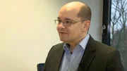 Wie baut man ein Haus auf dem Mond, eine zukünftige Station auf dem Mars? Prof. Dr. Matthias Sperl, Physiker am Deutschen Zentrum für Luft- und Raumfahrt in Köln, hat eine Idee: Gebaut wird nur mit den vorhandenen Ressourcen – Mondstaub und Sonnenlicht genügen, um Ziegel zu backen. Genial, aber gar nicht einfach. Wie baut man ein Haus auf dem Mond, eine zukünftige Station auf dem Mars? Prof. Dr. Matthias Sperl, Physiker am Deutschen Zentrum für Luft- und Raumfahrt in Köln, hat eine Idee: Gebaut wird nur mit den vorhandenen Ressourcen – Mondstaub und Sonnenlicht genügen, um Ziegel zu backen. Genial, aber gar nicht einfach.