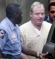 Als Michael Skakel das Gericht in Norfolk verlässt, wird er in eine 20jährige Haftstrafe überführt. Als Michael Skakel das Gericht in Norfolk verlässt, wird er in eine 20jährige Haftstrafe überführt.