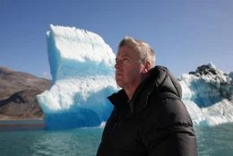 Philip Boucher-Hayes blickt von einem Boot aus auf die Meereslandschaft in Gr&ouml;nland.  +++ Die Verwendung des sendungsbezogenen Materials ist nur mit dem Hinweis und Verlinkung auf RTL+ gestattet. +++