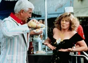 Spritzige Zwischenverpflegung: Leslie Nielsen als Leutnant Frank Drebin,  Priscilla Presley als Jane Spencer  (Copyright SRF)