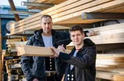 Azubi Veit (r, 19) hat große Zukunftspläne: Als Zimmermann im Ausland zu arbeiten, das wär's! Der Zimmerer-Azubi ist fasziniert von den Bauweisen, die für bestimmte Länder charakteristisch sind. Zum Beispiel die Stelzenhäuser auf Hawaii. - Azubi Veit mit seinem Ausbilder Burkhard (l).