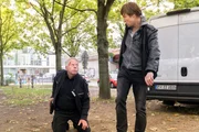 Wolle (Harald Maack, l.) verfolgt den Geldautomatenbetrüger Ole Karch (Hendrik Heutmann, r.) und versucht, die Situation zu retten. Wolle (Harald Maack, l.) verfolgt den Geldautomatenbetrüger Ole Karch (Hendrik Heutmann, r.) und versucht, die Situation zu retten.