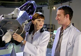 Dr. Peter Grainernapp (Heio von Stetten) und seine Kollegin Anja Lohse (Dana V&aacute;vrov&aacute;) verstehen sich auch privat blendend.