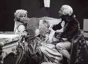 Silvia Luzzi als die eifers&uuml;chtig intrigierende Rosaura und Umberto Troni als der unstete Liebhaber Florindo in einer Commedia dell-arte-Szene.