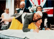 Ungew&ouml;hnlicher Personenschutz bei der englischen K&ouml;nigin: Leslie Nielsen als Leutnant Frank Drebin, Jeanette Charles als K&ouml;nigin Elisabeth II. (Copyright SRF)