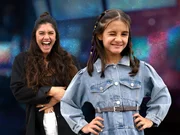 Die 8-j&auml;hrige Sara (r.) macht gemeinsam mit der "Ehrlich Brothers Prank Komplizin" Jeannie Wagner (l.) einen Streich im Kosmetikstudio.