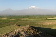 Der Berg Ararat. Die beiden ruhenden Vulkane. Der Kleine Ararat auf der linken Seite wurde zum Punkt, an dem die Grenzen der t&uuml;rkischen, persischen und russischen Reiche zusammenliefen. Ararat-Ebene, Armenien.