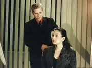 Yasmin (Burcu Dal, r.) l&auml;&szlig;t sich als neue Sekret&auml;rin in der Kosmetikfirma anstellen. Prompt verliebt sie sich in ihren Chef Alexander Wulf (Niels Bruno Schmidt, l.).