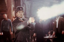 Macht kurzen Prozess: Milit&auml;rpolizist Ivan Danko (Arnold Schwarzenegger, 2.v.l.) r&auml;umt in Chicago mit einem Drogenkartell, das in die Sowjetunion schmuggeln will, auf.
