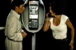 Auch sie werden von dem Irrsinn des M&ouml;rders in den Bann gezogen: die Journalistinnen Gale Weathers (Courteney Cox, r.) und Debbie Salt (Laurie Metcalf, l.) ...
