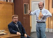 Die Schwindelfiliale Komödie von Curt Kraatz und Max Neal Willibald freut sich aufs Schäferstündchen: Jörg Schneider als Justus, Paul Bühlmann als Willibald Die Schwindelfiliale Komödie von Curt Kraatz und Max Neal Willibald freut sich aufs Schäferstündchen: Jörg Schneider als Justus, Paul Bühlmann als Willibald