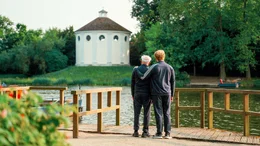Dieter Hallervorden und sein Sohn Johannes Hallervorden blicken auf die Synagoge im W&ouml;rlitzer Park Dessau.