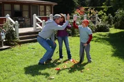Mike (Neil Flynn, l.) und Frankie (Patricia Heaton, M.) müssen mit den Konsequenzen leben, als Frankie ihrem Sohn ihre Meinung über April offenbart. Unterdessen erlernt Brick (Atticus Shaffer, r.) einen neuen Trick, der ihm gleich eine Runde Nachsitzen einbrockt ... Mike (Neil Flynn, l.) und Frankie (Patricia Heaton, M.) müssen mit den Konsequenzen leben, als Frankie ihrem Sohn ihre Meinung über April offenbart. Unterdessen erlernt Brick (Atticus Shaffer, r.) einen neuen Trick, der ihm gleich eine Runde Nachsitzen einbrockt ...