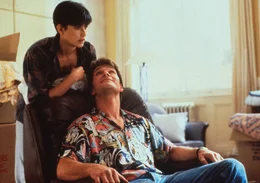 Der erfolgreiche Banker Sam (Patrick Swayze, r.) und seine aparte Freundin Molly (Demi Moore, l.) sind jung und verliebt, als ihr Gl&uuml;ck ein j&auml;hes Ende nimmt: Sam wird von einem Stra&szlig;enr&auml;uber erschossen ...