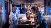 In der Kneipe SPUTNIK sto&szlig;en die Kommissare Lars P&ouml;hlmann (Dominic Boeer, M.) und Karoline Joost (Nike Fuhrmann, r.) auf einen Sparschrank. Die Stammg&auml;ste des SPUTNIKS k&ouml;nnen hier regelm&auml;&szlig;ig Geld hineinwerfen und so etwas sparen. Kriminaltechnikerin Stefanie Horn (Nicole Ernst, l.) hat allerdings auch am Sparschrank Kratzspuren entdeckt. Ist Kneipenwirt Felmy einem &Uuml;berfall zum Opfer gefallen? Auch aus der Kasse fehlt Geld.
