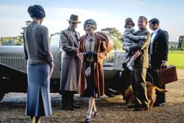In der Mitte: Lady Edith (Laura Carmichael)
