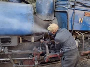 Ein Monteur repariert ein undichtes Ventil an einer Lokomotive der Klasse B. (Renegade Pictures/Lalit Bhushan)