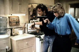 Das junge Paar Sandy (Helen Slater, r.) und Ken Kessler (Judge Reinhold, l.) wollen die Frau des reichen Gesch&auml;ftsmannes Sam Stone entf&uuml;hren und eine Million Dollar L&ouml;segeld fordern. Doch schon bald wendet sich das Blatt ...