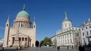 rbb Fernsehen POTSDAM STORIES. MIT DER TRAM DURCH DIE STADT, am Dienstag (11.01.22) um 20:15 Uhr. Ein Blick auf Potsdam aus dem Fenster einer Stra&szlig;enbahn: Auf eine Stadt im st&auml;ndigen Wandel und auf die Bewohner, die Potsdam tagt&auml;glich neu erfinden. Eine Erz&auml;hlung vom Miteinander Alteingesessener und Zugezogener. - Potsdam Stories - Am Alten Markt. &copy; rbb/Thomas Zimolong, honorarfrei - Verwendung gem&auml;&szlig; der AGB im engen inhaltlichen, redaktionellen Zusammenhang mit genannter rbb-Sendung bei Nennung "Bild: rbb/Thomas Zimolong" (S2+). rbb Presse & Information, Masurenallee 8-14, 14057 Berlin, Tel: 030/97 99 3-12118 oder -12116, pressefoto@rbb-online.de