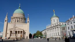 rbb Fernsehen POTSDAM STORIES. MIT DER TRAM DURCH DIE STADT, am Dienstag (11.01.22) um 20:15 Uhr. Ein Blick auf Potsdam aus dem Fenster einer Stra&szlig;enbahn: Auf eine Stadt im st&auml;ndigen Wandel und auf die Bewohner, die Potsdam tagt&auml;glich neu erfinden. Eine Erz&auml;hlung vom Miteinander Alteingesessener und Zugezogener. - Potsdam Stories - Am Alten Markt. &copy; rbb/Thomas Zimolong, honorarfrei - Verwendung gem&auml;&szlig; der AGB im engen inhaltlichen, redaktionellen Zusammenhang mit genannter rbb-Sendung bei Nennung "Bild: rbb/Thomas Zimolong" (S2+). rbb Presse & Information, Masurenallee 8-14, 14057 Berlin, Tel: 030/97 99 3-12118 oder -12116, pressefoto@rbb-online.de