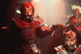 Der finstere Klingonen-Kapit&auml;n (Mark Lenard, l.) will die Enterprise zerst&ouml;ren ...