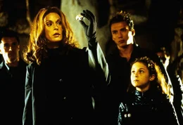 Ms. Gradenko (Teri Hatcher,l.) spielt ein falsches Spiel mit Carmen (Alexa Vega) und Juni. . Spy Kids
