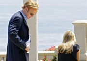 Horatio (David Caruso) bemerkt, dass seine Ex-Frau Julia (Elizabeth Berkley) v&ouml;llig neben sich steht.