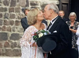 ARD DIE HOCHZEIT MEINER T&Ouml;CHTER, Deutschland 2006, Regie Thomas Jacob, am Sonntag (04.11.12) um 14:45 Uhr im Ersten. Ende gut alles gut: Hilde (Ruth Maria Kubitschek) gibt ihrem Freund Theo (Ernst Stankovski) endlich das Ja-Wort.