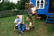 Peter (Peter Lustig, l.) wird von seinem Nachbarn (Helmut Krauss, r.) mit einer ungew&ouml;hnlichen Nachricht &uuml;berrascht: Im Supermarkt von B&auml;rstadt wurde erz&auml;hlt, dass im nahegelegenen Wald des Ortes B&auml;ren gesichtet wurden.