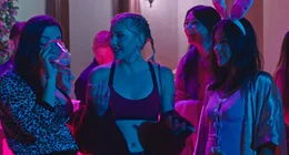 Ashley (Dana DeArmond, l.), Bella (Sofia Kappel, 2.v.l.), Joy (Revika Anne Reustle, 2.v.r.) und Kimberly (Kendra Spade, r.) vergn&uuml;gen sich auf einer Party und versuchen Kontakte zu kn&uuml;pfen.