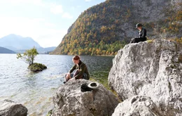 v.li.: Szene "Strand" mit Jeanne Procureur als Emmy und Luisa Heilbron als Hannah
