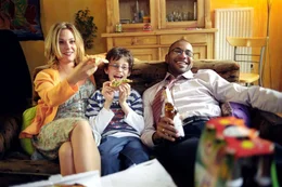 Beim gemeinsamen Fernsehen hat die Familie wider Willen gro&szlig;en Spa&szlig;: Leslie (Eva Hassmann, l.), Jonas (Dario Fosca, M.) und Koofi (Tyron Ricketts, r.)