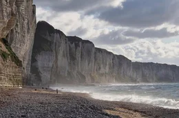 Die Alabasterk&uuml;ste nennt man die K&uuml;ste der Normandie.