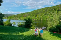 Die Jugendherberge &ldquo;Hohe Fahrt&rdquo; liegt direkt am Edersee. Es gibt Badestellen zum Schwimmen und Tauchen und einen Kanuverleih unmittelbar am Haus.