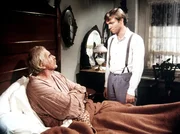 John-Boy (Richard Thomas, r.) macht sich große Sorgen um seinen Großvater Sam (Will Geer, liegen), der einen Herzanfall erlitten hat.