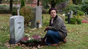 Mareike Singer (Victoria Fleer) bemerkt überrascht, wer da auf den Friedhof kommt. Mareike Singer (Victoria Fleer) bemerkt überrascht, wer da auf den Friedhof kommt.
