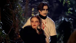 Resi Fuchs (Alice Prosser) und Moritz Kr&ouml;ll (Nikodemus Murnberger) feiern Halloween.