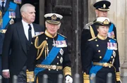 Auch sie stehen immer im Rampenlicht: Anne (2.v.r.), Edward (r.) und Andrew (l.), die Geschwister von König Charles III. Als Mitglieder der britischen Königsfamilie sind sie zur Repräsentation geboren, doch der Topjob ist schon vergeben. Auch sie stehen immer im Rampenlicht: Anne (2.v.r.), Edward (r.) und Andrew (l.), die Geschwister von König Charles III. Als Mitglieder der britischen Königsfamilie sind sie zur Repräsentation geboren, doch der Topjob ist schon vergeben.