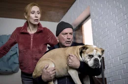 Anja (Andrea Sawatzki) und Christoph (Christian Berkel) retten ihren Hund Hasso aus dem brennenden Haus.